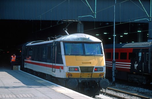 7610. 90009. 14.35 to Glasgow Central. Euston. 10.4.2000crop