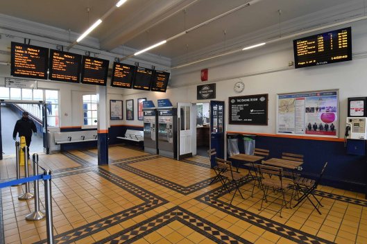 DG325204. Ticket hall and cafe. Market Harborough. 10.6.19.crop