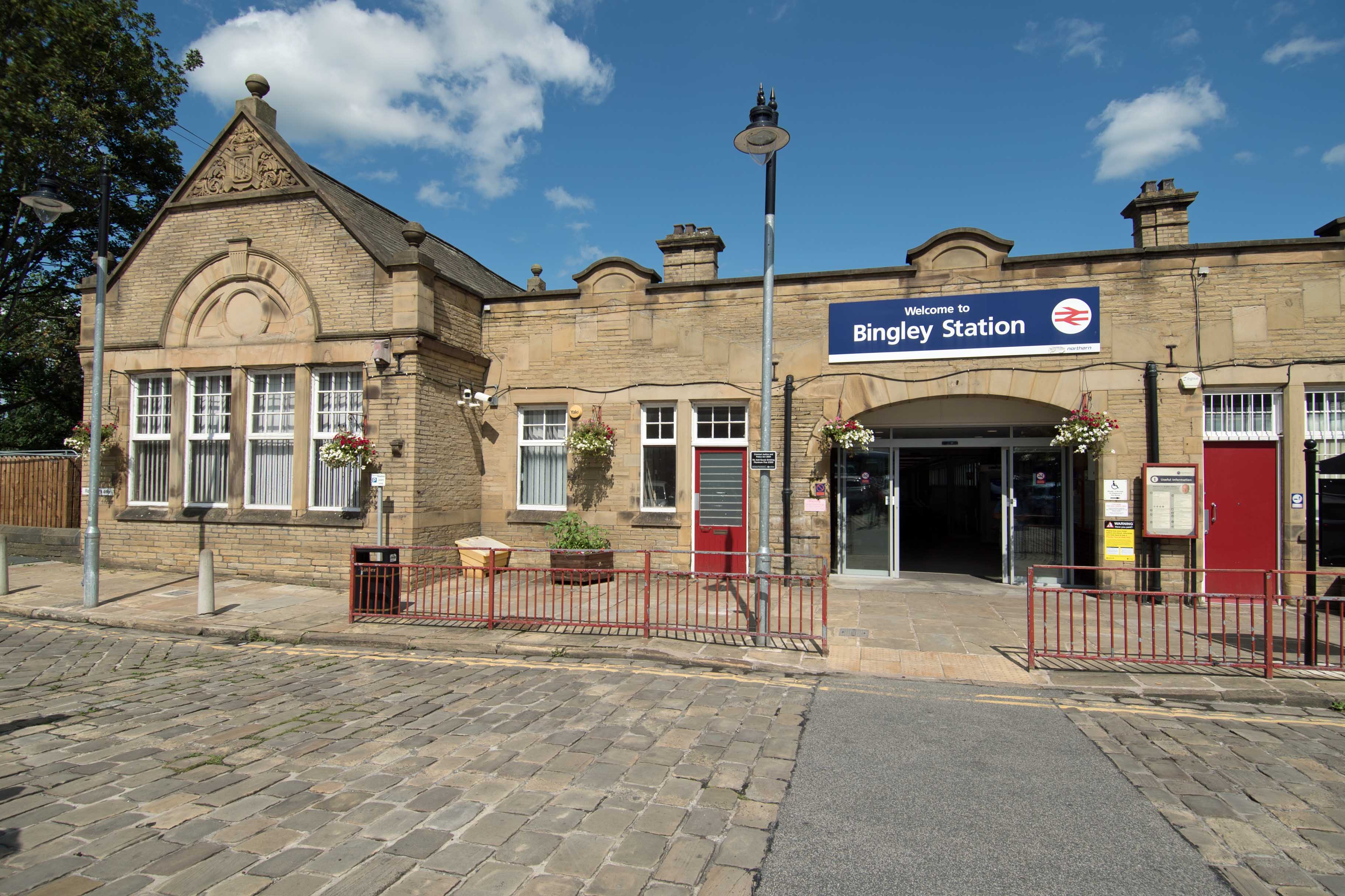 DG329705. Station frontage. Bingley. 29.7.19.crop