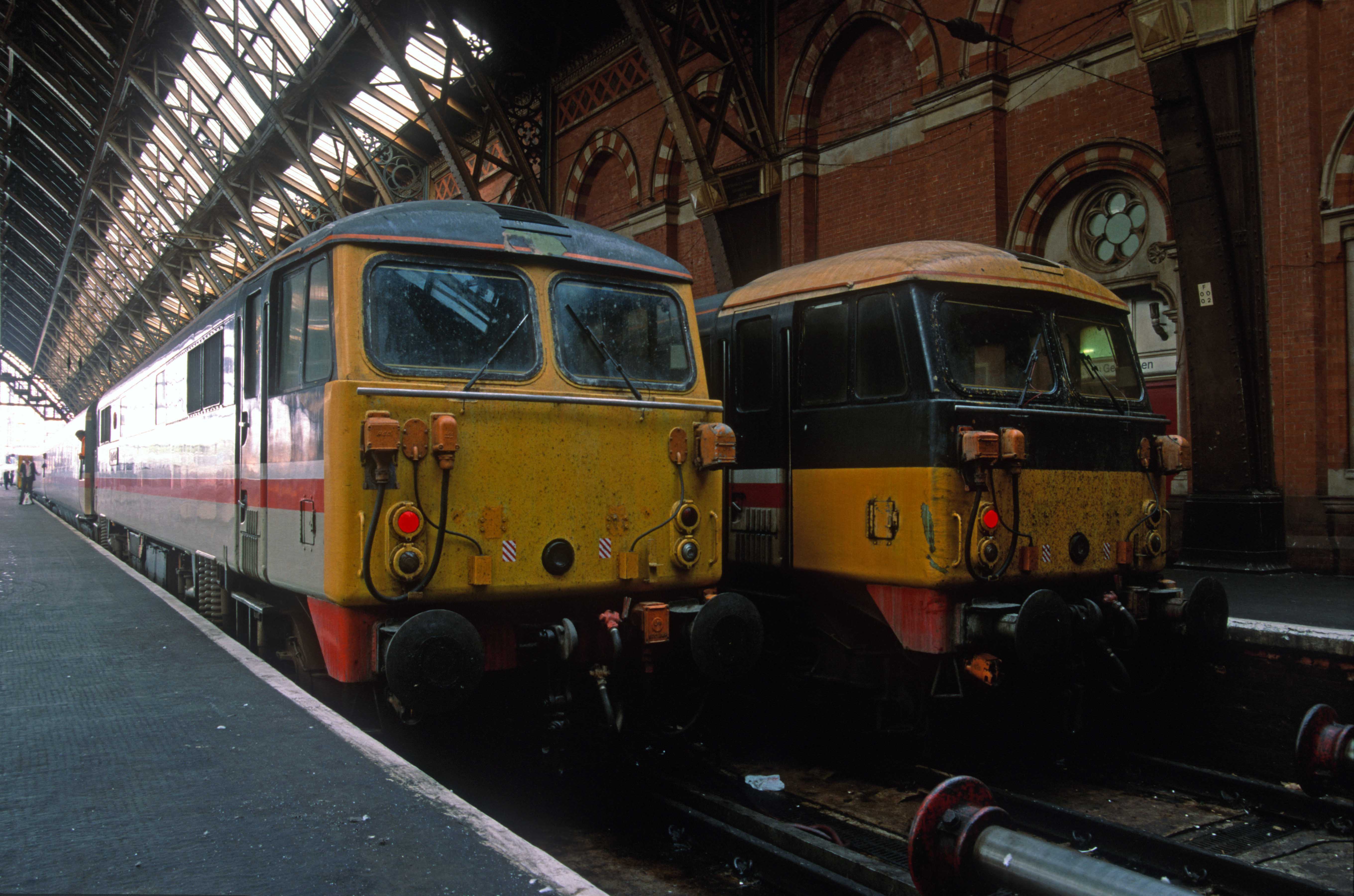 03035. 87001. 13.12 to Liverpool Lime St. 87021. 09.10 from Liverpool Lime St. London St Pancras. 12.10.1991 crop
