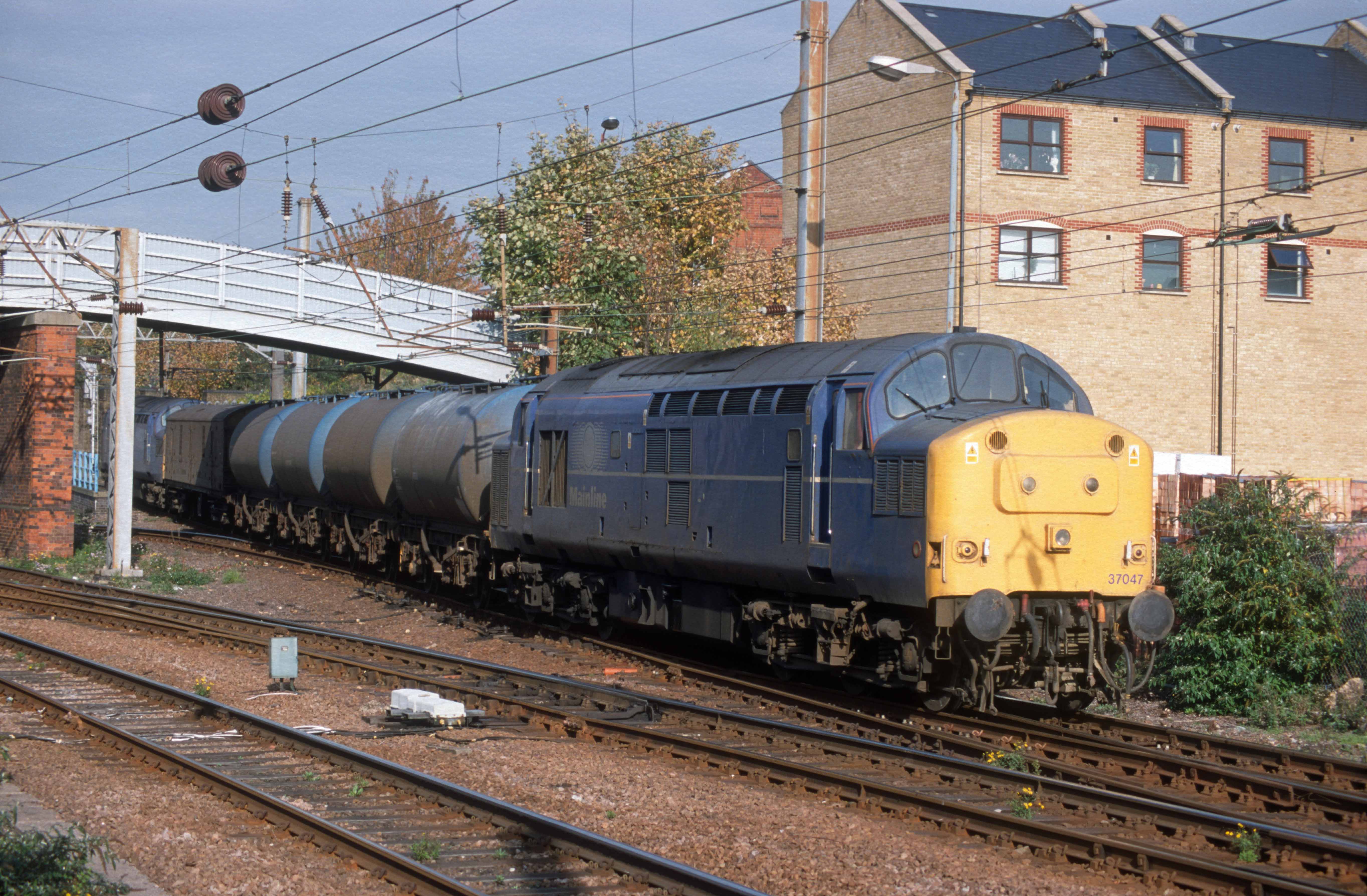 07274. 37047. 37055. Sandite train. Harringay. 03.11.1999crop