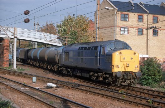 07274. 37047. 37055. Sandite train. Harringay. 03.11.1999crop