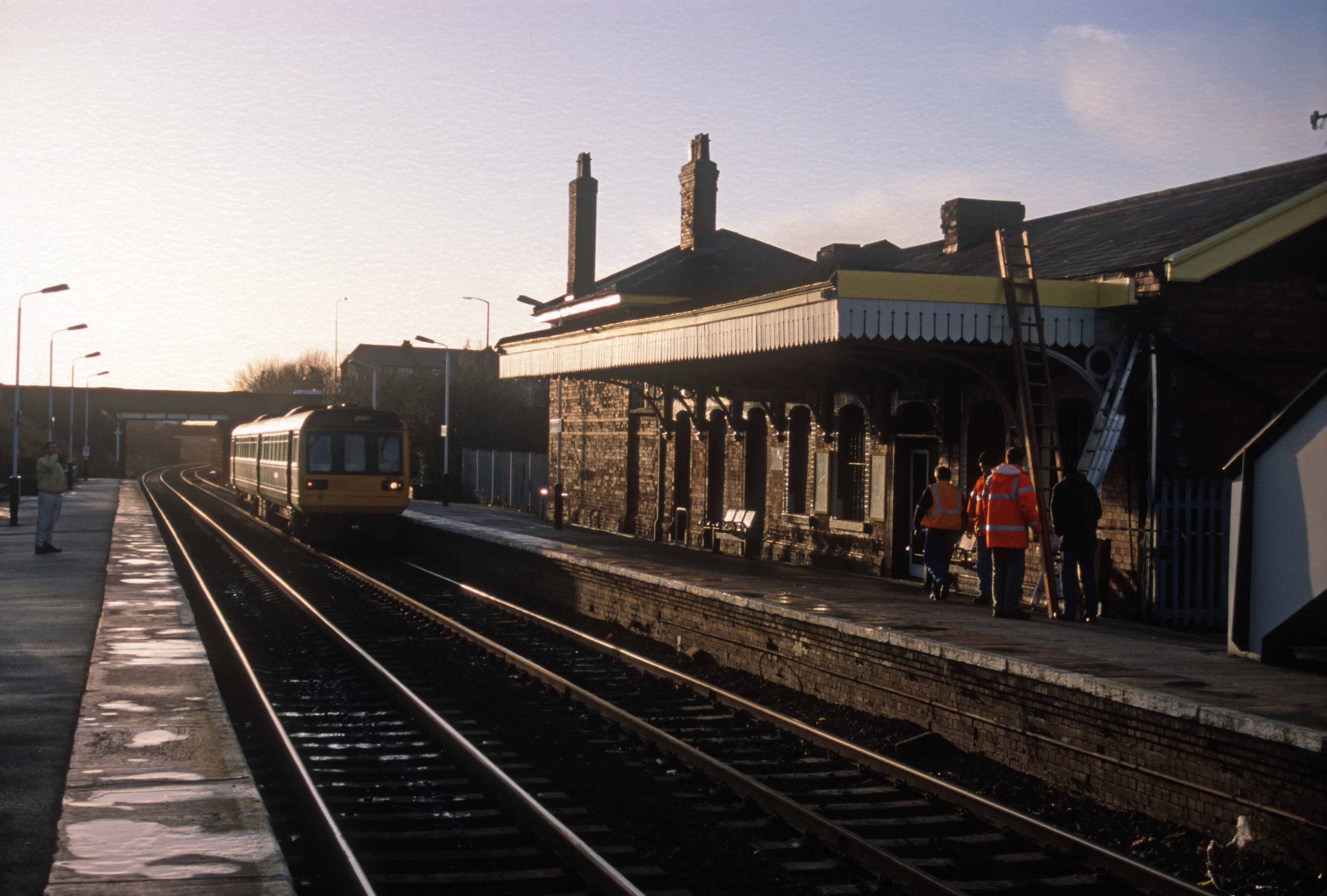 07385. 142037. 14.35.Liverpool Lime St - Wigan North Western. Prescot. 08.12.1999crop
