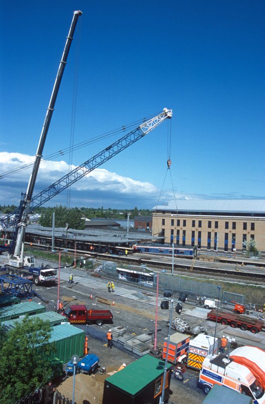 10615. Ready to lift the derailed coach. Potters Bar. 14.05.2002crop