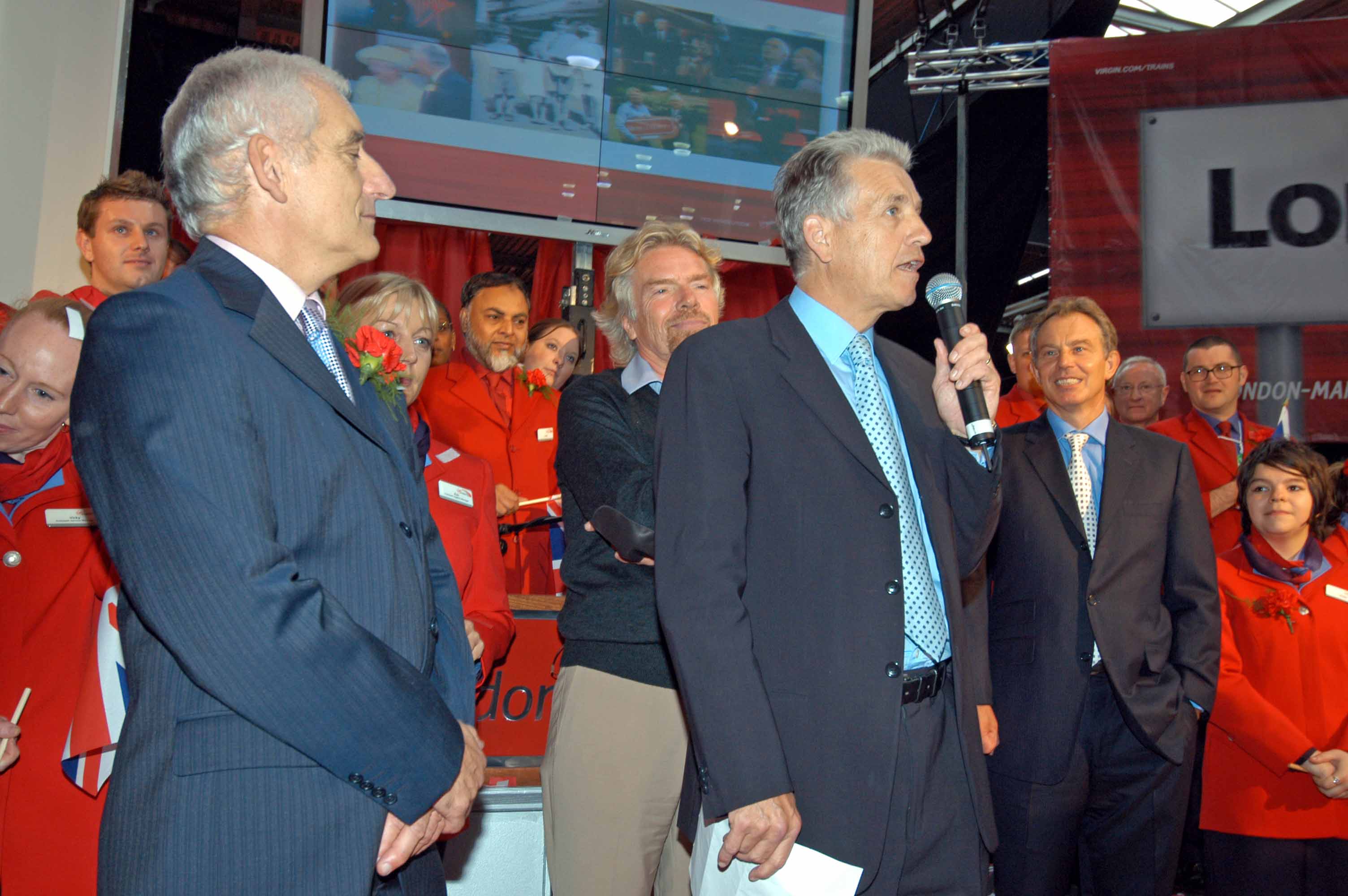 FVT02035. Green. Owen and Blair. Red revolution. Euston. 20.09.2004.crop