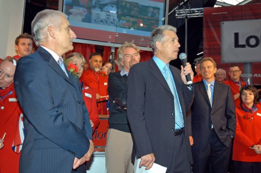 FVT02035. Green. Owen and Blair. Red revolution. Euston. 20.09.2004.crop