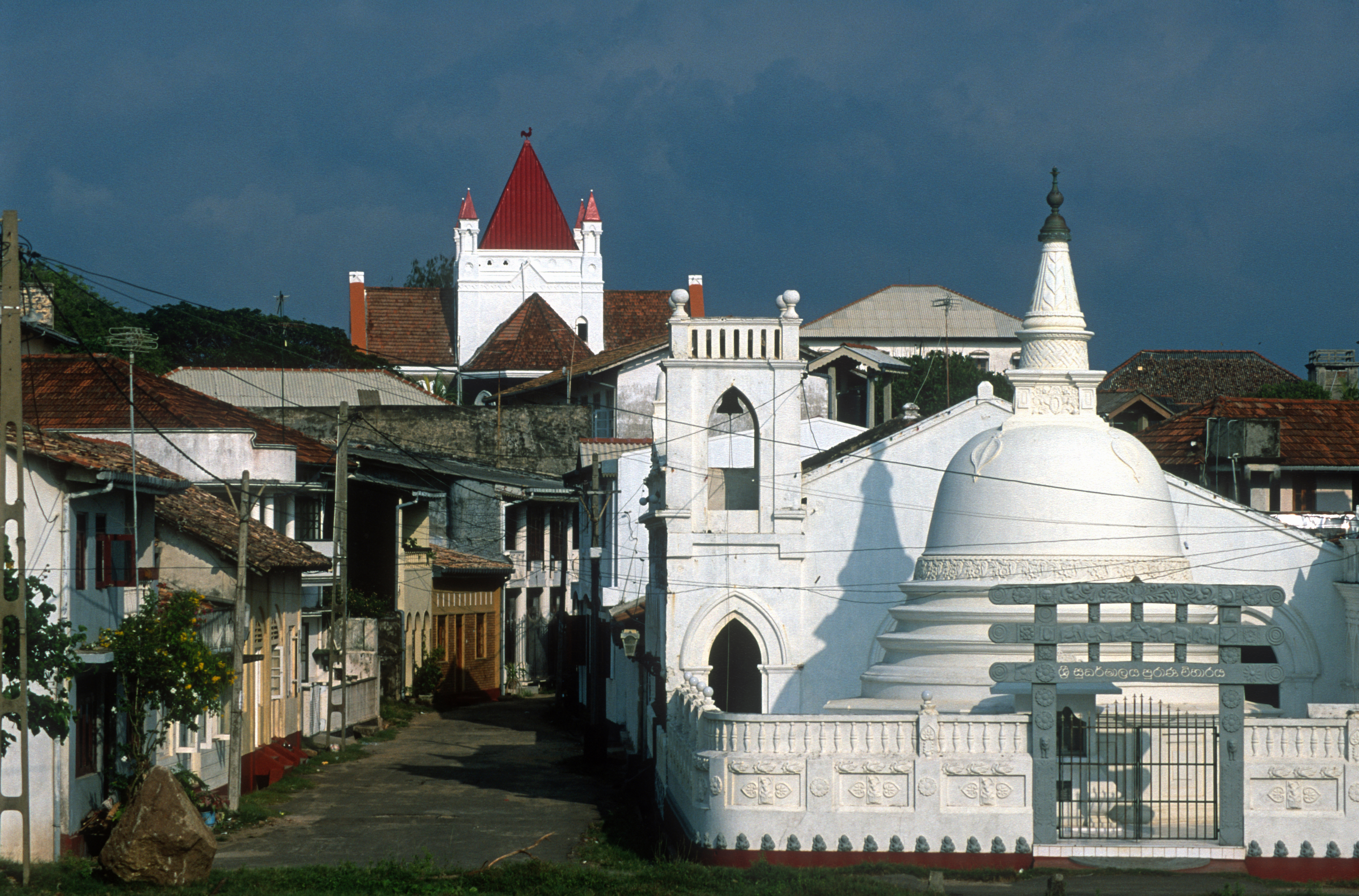 T15095. Bhuddist temple and Christian Church. Galle. Sri Lanka. 13.01. 2002.