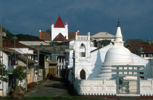 T15095. Bhuddist temple and Christian Church. Galle. Sri Lanka. 13.01. 2002.