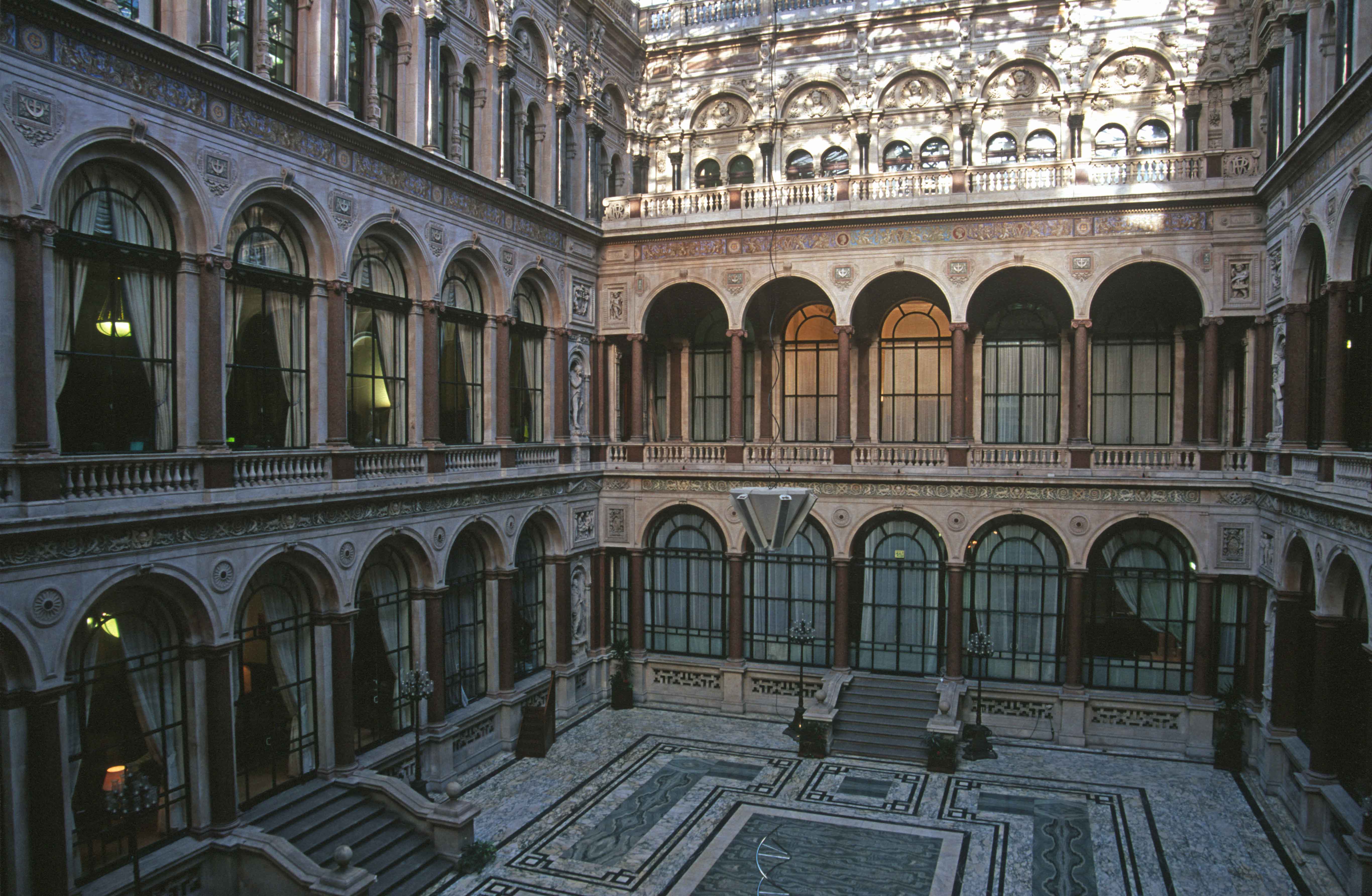 T15430. Inside the old India offices at the Foreign and Commonwealth office. Whitehall. London. 30.04.2003crop