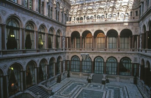 T15430. Inside the old India offices at the Foreign and Commonwealth office. Whitehall. London. 30.04.2003crop