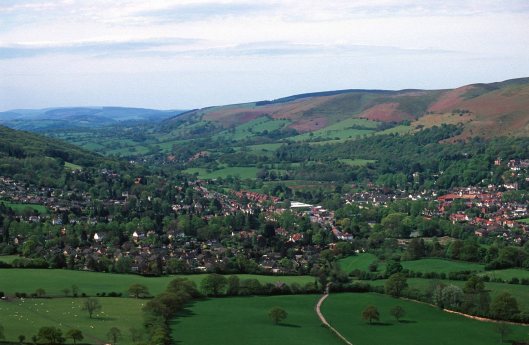 T15451. Looking down on Church Stretton from atop Caer Caradoc (459m). Shropshire. England. 04.05.2003crop