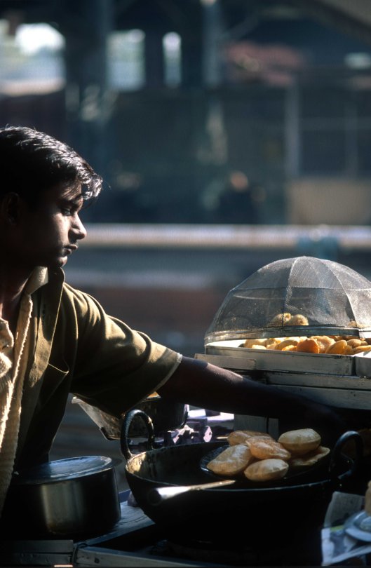 T9833. Vendor cooking pooris at the railway station. Ahmedabad. Gujarat. India. 21.02.2000crop