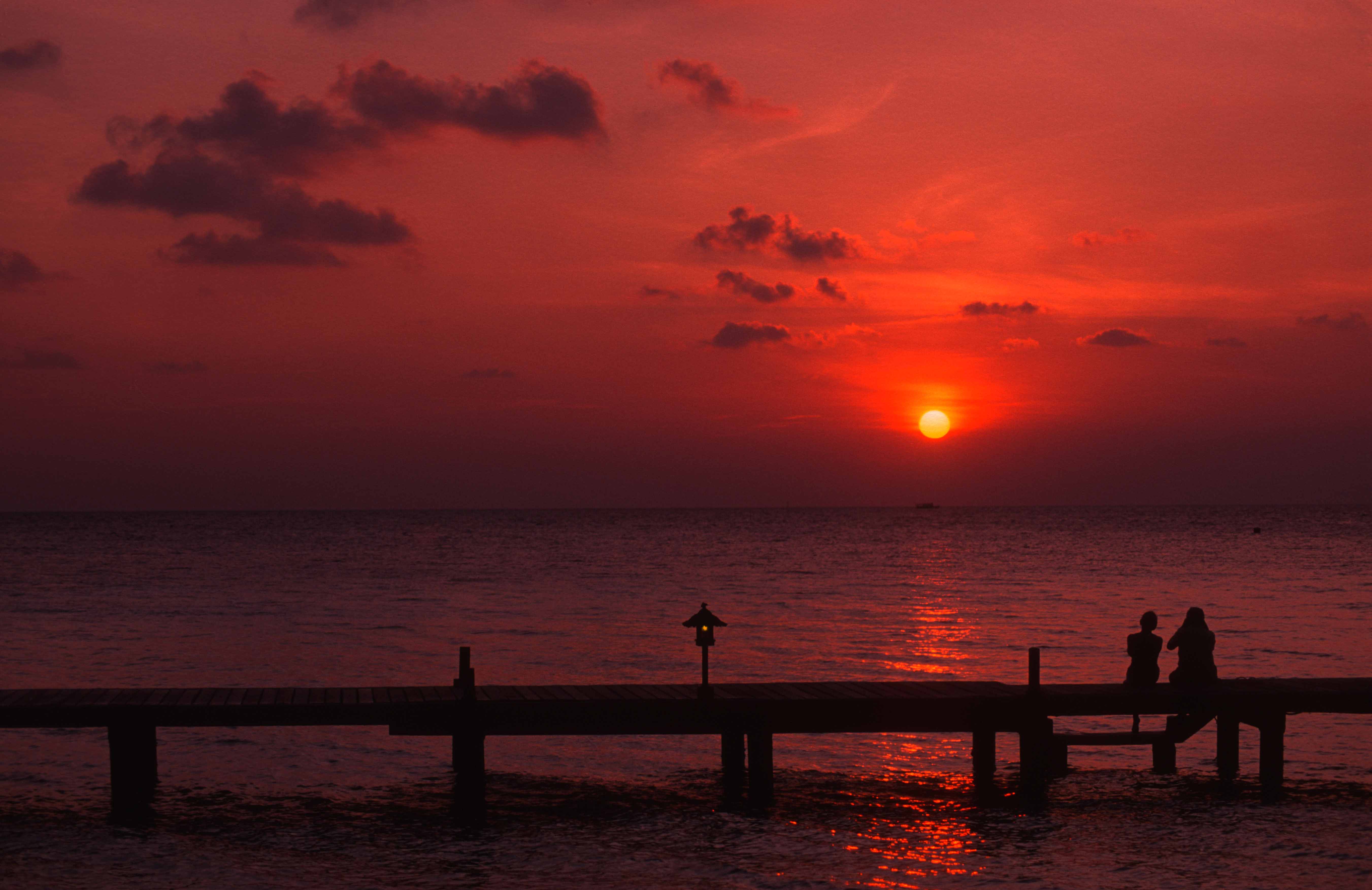 17285. Sunset. Eriyadoo Island. Maldives. 16.1.2004.crop