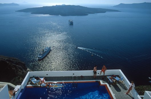 T11902. Swimming pool and crater. Santorini. Cyclades. Greece. 26.9.01crop