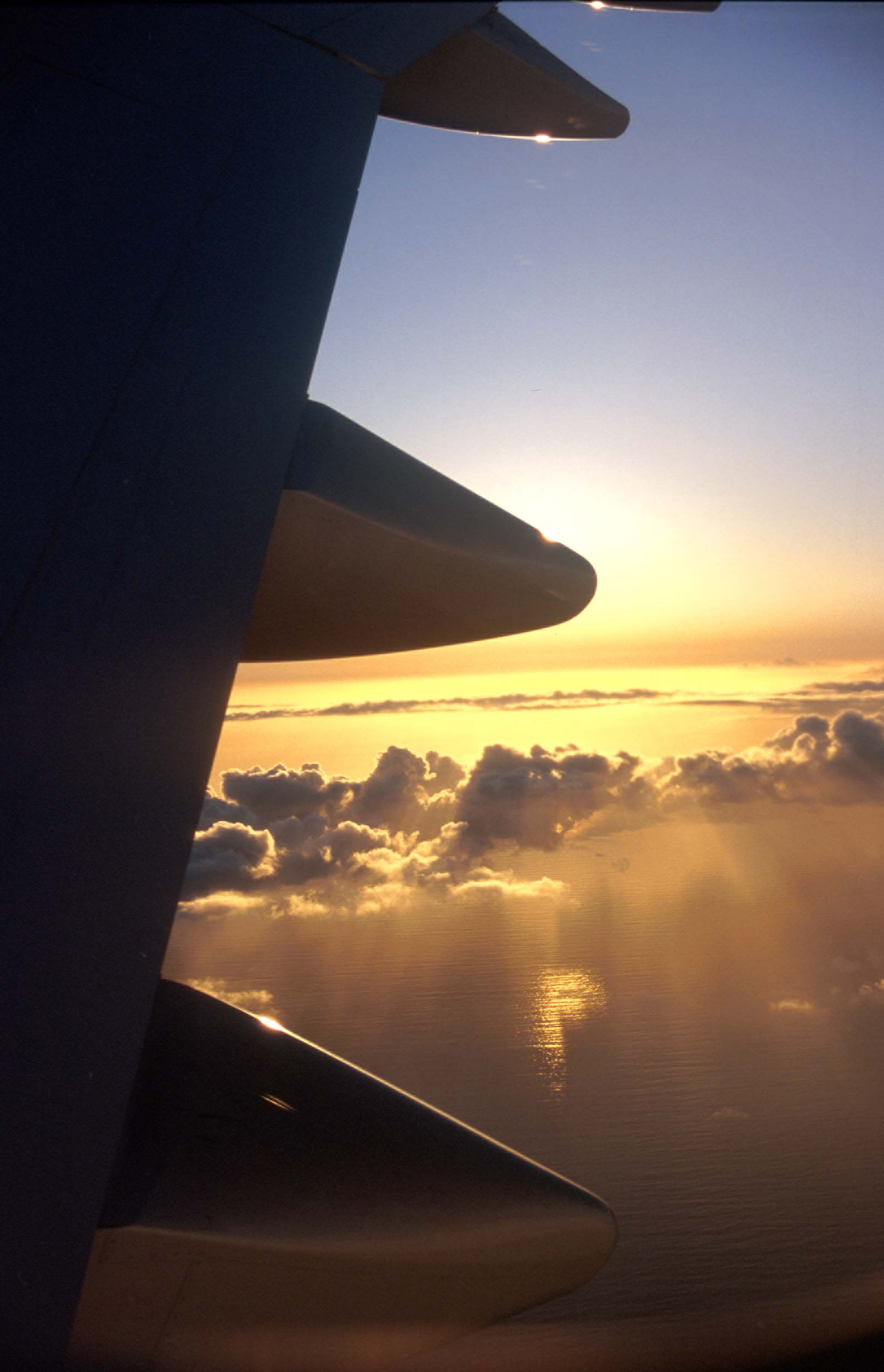 T9168. Boeing 747 wing mid-Atlantic. 1999.crop