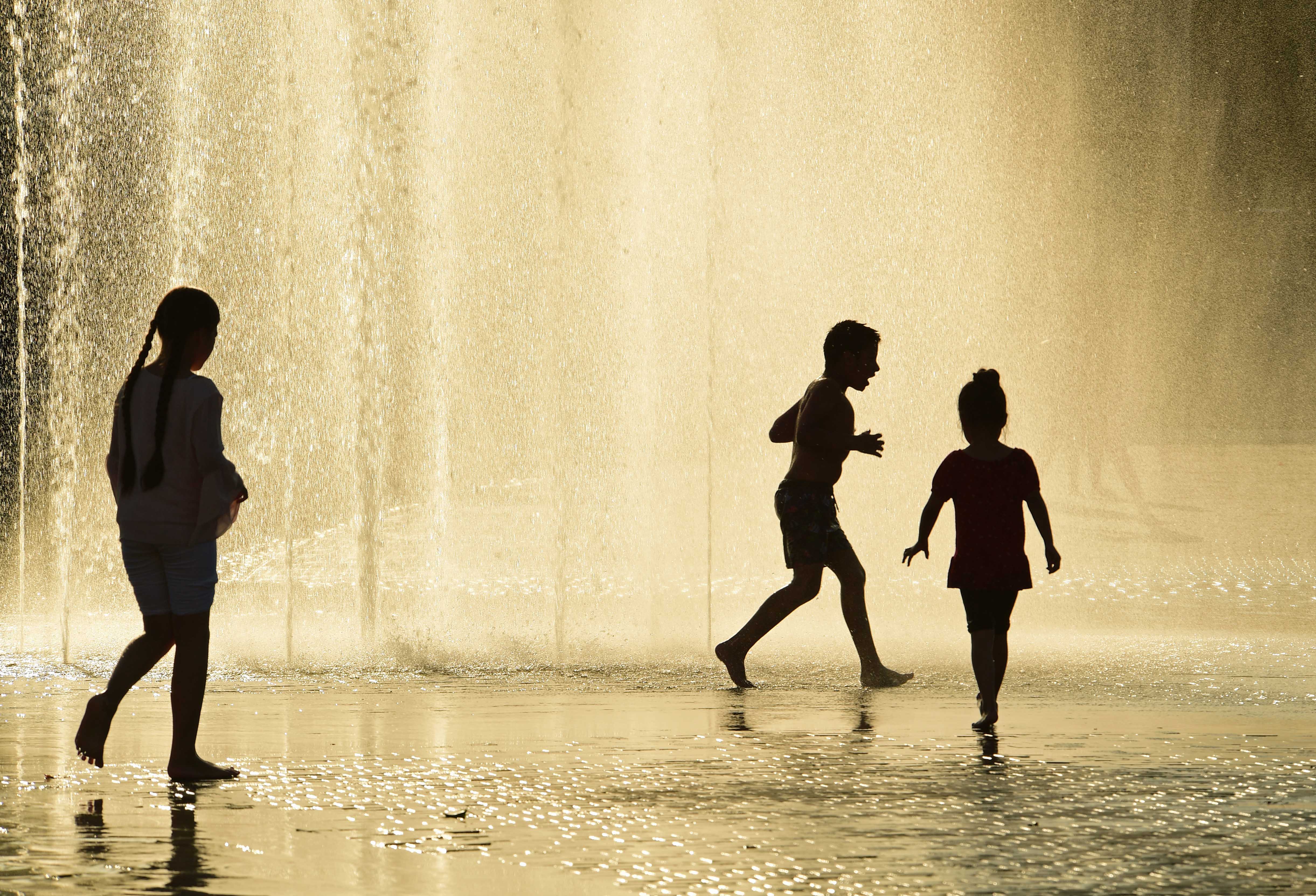 DG334539. Kids playing in the fountains. Bradford. 21.9.19crop