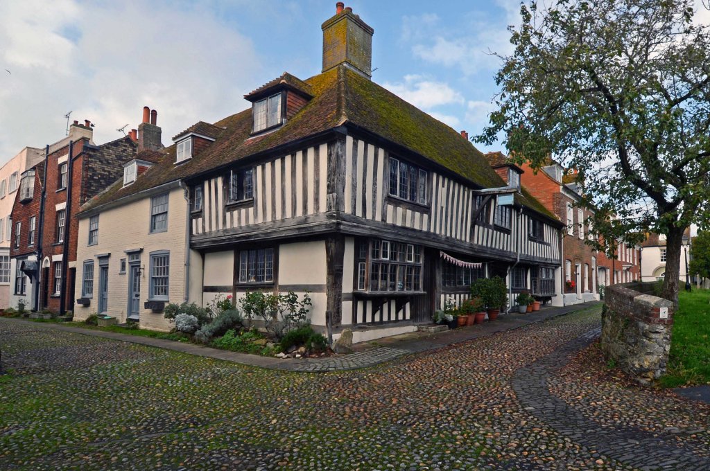 This image has an empty alt attribute; its file name is dg359120.-old-building.-watchbell-st.-rye.-sussex.-england.-19.10.2021.crop_.jpg